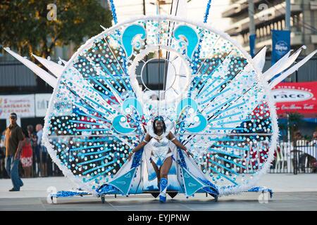 Toronto, Kanada. 30. Juli 2015. (A verkleidet Konkurrent Perfroms mit ihrem Schwimmer während der König und Königin von Belgien und Show des karibischen Karneval 2015 Toronto in Toronto, Kanada, 30. Juli 2015. (Xinhua/Zou Zheng) Bildnachweis: Xinhua/Alamy Live-Nachrichten Stockfoto