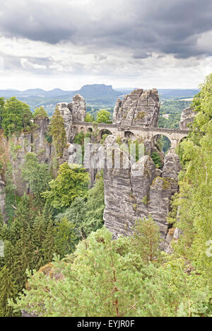 Regnerischen Wolken über Bastei-Brücke in der sächsischen Schweiz, Deutschland. Stockfoto