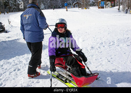 Frau mit einer Behinderung lernen Ski sitzen an Schneeschuh Resort, West Virginia Stockfoto