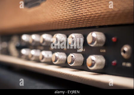 Gitarren Verstärker Knöpfe Detail im Studio mit selektiven Fokus auf Knöpfe Stockfoto