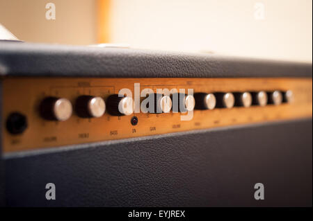 Gitarren Verstärker Knöpfe Detail im Studio mit selektiven Fokus auf Knöpfe Stockfoto