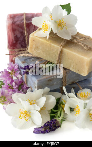 Seifenstücke mit frischen Lavendel, Jasmin, Klee und Kamille Blumen auf weißem Hintergrund Stockfoto