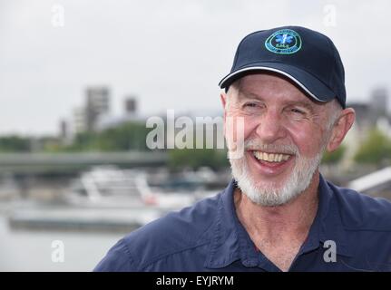Köln, Deutschland. 30. Juli 2015. Australische Special Effects Künstler Robert 'Bob' McCarron alias Dr. Bob, der in der RTL-Show "Ich bin Ein Star – Holt mich Hier Raus!" erschienen (lit.) "Ich bin ein Star – holt mich hier raus), Posen am Rhein-Ufer in Köln, 30. Juli 2015. Er gehört zu den Gaststars der RTL-Sommer-Show "Ich bin Ein Star? Lasst mich Wieder Rein! " (lit.) "Ich bin ein Star - lass mich wieder rein). Foto: Horst Galuschka/Dpa/Alamy Live-Nachrichten Stockfoto
