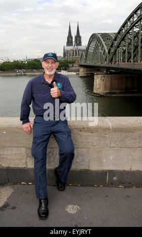 Köln, Deutschland. 30. Juli 2015. Australische Special Effects Künstler Robert 'Bob' McCarron alias Dr. Bob, der in der RTL-Show "Ich bin Ein Star – Holt mich Hier Raus!" erschienen (lit.) "Ich bin ein Star – holt mich hier raus), Posen am Rhein-Ufer in Köln, 30. Juli 2015. Er gehört zu den Gaststars der RTL-Sommer-Show "Ich bin Ein Star? Lasst mich Wieder Rein! " (lit.) "Ich bin ein Star - lass mich wieder rein). Foto: Horst Galuschka/Dpa/Alamy Live-Nachrichten Stockfoto