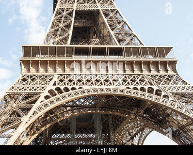 Der Eiffelturm (La Tour Eiffel) in Paris Frankreich über blauen Wolkenhimmel. Detail der Eisenkonstruktion Stockfoto