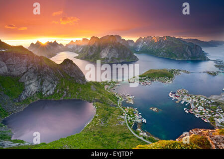 Norwegen. Blick vom Reinebringen auf Lofoten Inseln, in Norwegen, während Sommer Sonnenuntergang. Stockfoto