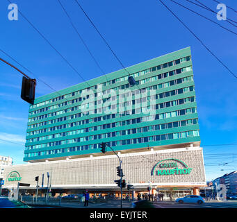 Außenseite der Galeria Kaufhof, einer deutschen Warenhaus-Kette und eines Europa die Parlament Stockfoto
