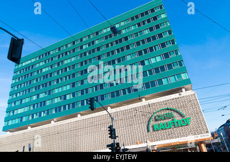 Außenseite der Galeria Kaufhof, einer deutschen Warenhaus-Kette und eines Europa die Parlament Stockfoto