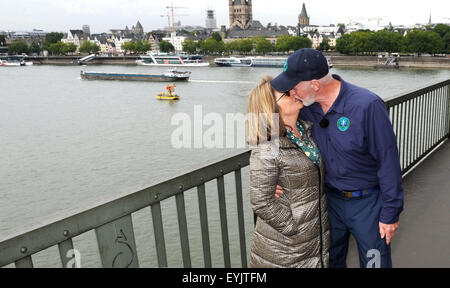 Köln, Deutschland. 30. Juli 2015. Australische Special Effects Künstler Robert 'Bob' McCarron alias Dr. Bob, der in der RTL-Show "Ich bin Ein Star – Holt mich Hier Raus!" erschienen (lit.) "Ich bin ein Star – holt mich hier raus), und seine Frau Annette Miles Pose am Rhein in Köln, 30. Juli 2015 Banken. Er gehört zu den Gaststars der RTL-Sommer-Show "Ich bin Ein Star? Lasst mich Wieder Rein! " (lit.) "Ich bin ein Star - lass mich wieder rein). Foto: Horst Galuschka/Dpa/Alamy Live-Nachrichten Stockfoto