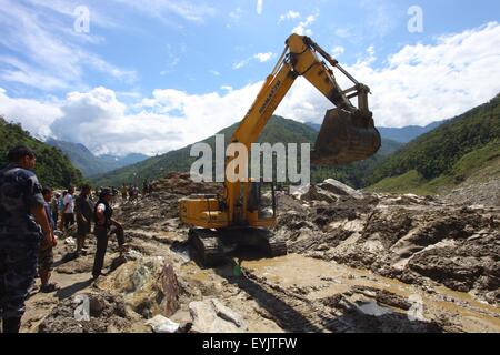 Sindhupalchowk, Nepal. 30. Juli 2015. Ein Bagger löscht die Straße nach der Blockade der Araniko Autobahn, die durch kontinuierliche Erdrutsche in Sindhupalchowk, Nepal, 30. Juli 2015 betroffen war. Mindestens 26 Menschen wurden getötet und 42 andere fehlen folgende Erdrutsche in Westnepal am Mittwoch Abend, sagten Beamte. © Sunil Sharma/Xinhua/Alamy Live-Nachrichten Stockfoto