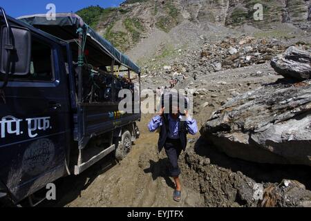 Sindhupalchowk, Nepal. 30. Juli 2015. Ein Mann geht nach der Blockade der Araniko Autobahn, die durch kontinuierliche Erdrutsche in Sindhupalchowk, Nepal, 30. Juli 2015 betroffen war. Mindestens 26 Menschen wurden getötet und 42 andere fehlen folgende Erdrutsche in Westnepal am Mittwoch Abend, sagten Beamte. © Sunil Sharma/Xinhua/Alamy Live-Nachrichten Stockfoto