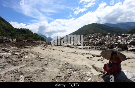 Sindhupalchowk, Nepal. 30. Juli 2015. Eine Frau wartet auf die Eröffnung der Autobahn Araniko durch kontinuierliche Erdrutsche in Sindhupalchowk, Nepal, 30. Juli 2015 betroffen war. Mindestens 26 Menschen wurden getötet und 42 andere fehlen folgende Erdrutsche in Westnepal am Mittwoch Abend, sagten Beamte. © Sunil Sharma/Xinhua/Alamy Live-Nachrichten Stockfoto