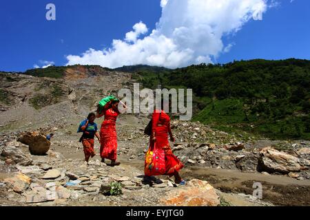 Sindhupalchowk, Nepal. 30. Juli 2015. Einheimische Frauen gehen nach der Blockade der Araniko Autobahn, die durch kontinuierliche Erdrutsche in Sindhupalchowk, Nepal, 30. Juli 2015 betroffen war. Mindestens 26 Menschen wurden getötet und 42 andere fehlen folgende Erdrutsche in Westnepal am Mittwoch Abend, sagten Beamte. © Sunil Sharma/Xinhua/Alamy Live-Nachrichten Stockfoto