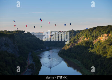 Bristol, UK. 31. Juli 2015. Ballons abnehmen als ein Test-Start für die Bristol International Balloon Fiesta, beginnend am 6. August. Bildnachweis: Paul Smith/Alamy Live-Nachrichten Stockfoto