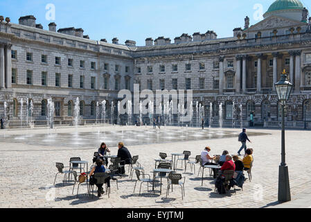 Menschen Sie genießen am Morgen Tee Café Somerset House Strand Aldwych London England Stockfoto