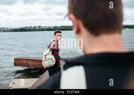 zwei junge Männer stehen auf einem pier Stockfoto