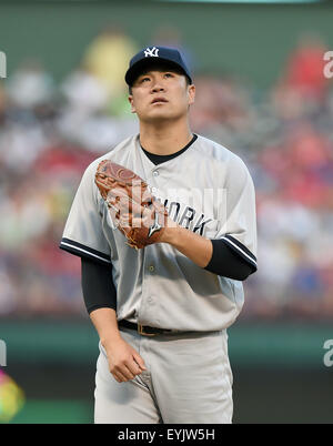 Arlington, Texas, USA. 29. Juli 2015. Masahiro Tanaka (Yankees) MLB: New York Yankees Start Krug Masahiro Tanaka schaut bei einem Baseballspiel gegen die Texas Rangers am Globe Life Park in Arlington, Texas, Vereinigte Staaten von Amerika. © AFLO/Alamy Live-Nachrichten Stockfoto