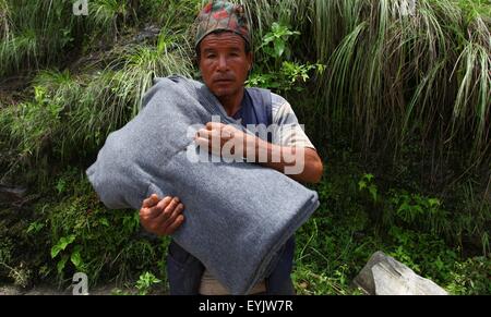 Sindhupalchowk, Nepal. 30. Juli 2015. Ein Mann erhält Decken für Erdbeben-Opfer in Sindhupalchowk, Nepal, 30. Juli 2015. Opfer des Erdbebens erhielt Hilfsgüter zur Verfügung gestellt von verschiedenen Organisationen am Donnerstag. © Sunil Sharma/Xinhua/Alamy Live-Nachrichten Stockfoto