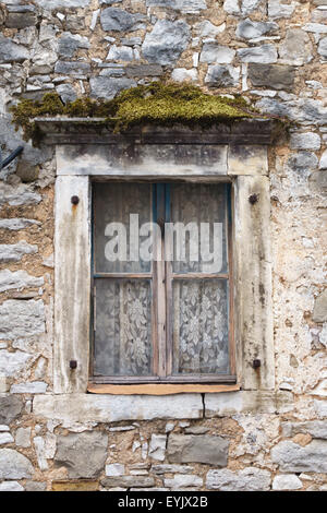 Beram, Istrien, Kroatien. Einem intakten mittelalterlichen Bergdorf. Fenster von einem alten Haus mit Gardinen Stockfoto