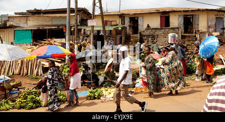 Afrika, Kamerun, Mitte Provinz, Yaounde Stadt, einen Markt entlang der Straße Stockfoto