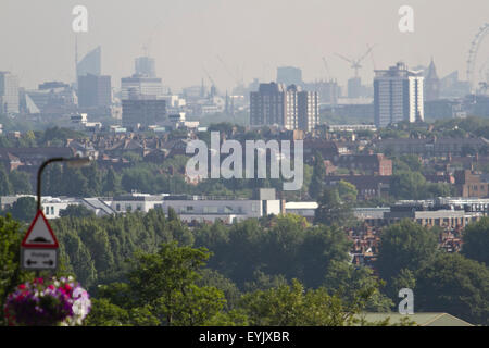 London UK. 31. Juli 2015. London Eye und Skyline gebadet in dunstige Sonne Credit: Amer Ghazzal/Alamy Live-Nachrichten Stockfoto