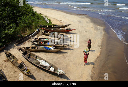 Afrika, Kamerun, Süden der Provinz, Edea-Kribi, am Strand ein Fischer und Frauen, die Fische auf dem Kopf Stockfoto