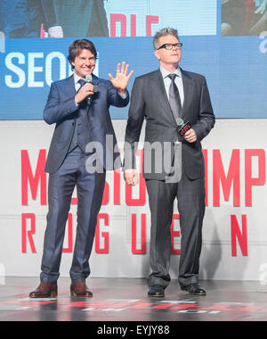 Tom Cruise und Christopher McQuarrie, 30. Juli 2015: Hollywood star Tom Cruise (L) und Regisseur Christopher McQuarrie Veranstaltung einen roten Teppich zur Förderung "Mission Impossible: Rogue Nation" in Seoul, Südkorea. © Lee Jae-Won/AFLO/Alamy Live-Nachrichten Stockfoto