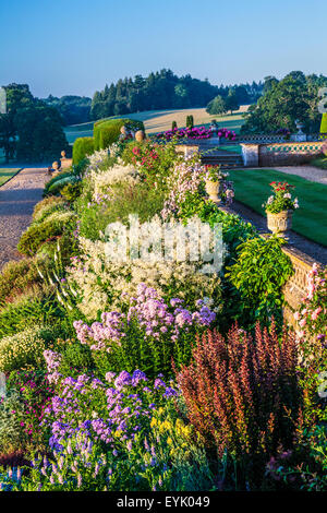 Krautige Grenze unterhalb der Terrasse des Bowood House in Wiltshire. Stockfoto