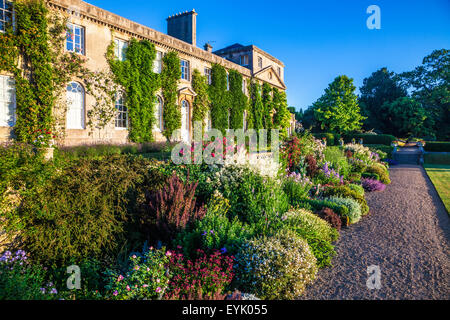 Krautige Grenze unterhalb der Terrasse des Bowood House in Wiltshire. Stockfoto