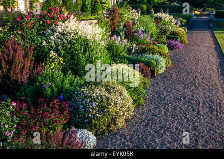 Krautige Grenze unterhalb der Terrasse des Bowood House in Wiltshire. Stockfoto