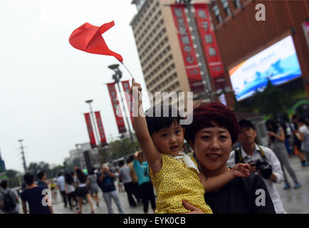 Peking, China. 31. Juli 2015. Eine Frau und ihr Kind feiern Pekings gewinnen die Bewerbung um die Olympischen Winterspiele 2022 in Wangfujing in Peking, Hauptstadt von China, 31. Juli 2015. Bildnachweis: Jin Liangkuai/Xinhua/Alamy Live-Nachrichten Stockfoto