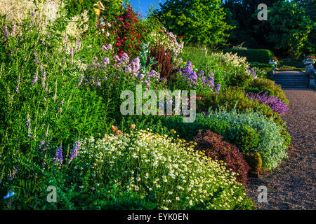 Krautige Grenze unterhalb der Terrasse des Bowood House in Wiltshire. Stockfoto