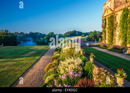 Krautige Grenze unterhalb der Terrasse des Bowood House in Wiltshire. Stockfoto