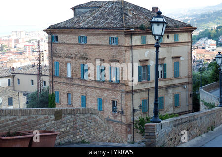 Alte gemauerte Wohnhaus mit Fensterläden. Stockfoto