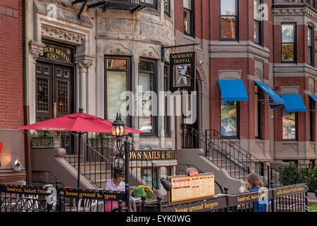 Newbury Dental, eine Zahnarztpraxis in einem Brownstone-Gebäude an der Newbury Street, Bostons bester Einkaufsstraße, Boston Massachusetts, USA Stockfoto