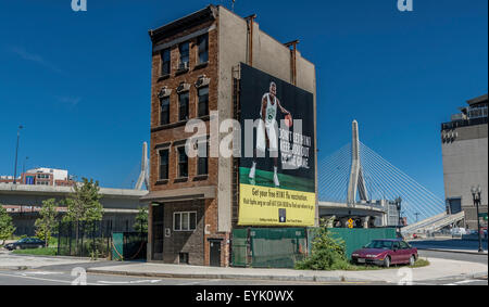 Alte Gebäude in der Nähe des TD Garden mit Boston Celtics Basketball Player auf einem Plakat mit der Zakim Brücke im Hintergrund, Boston, MA, USA Stockfoto