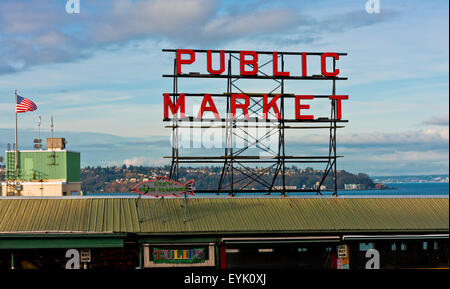 Öffentliches Marktschild über dem Pike Place Market in Seattle, berühmt für seinen lokal gefangenen Fisch und Farmer's Market , Seattle Washington , USA Stockfoto