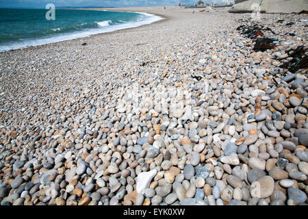 Abgerundete Kieselsteine am Kiesstrand, Chesil Beach, Chiswell, Isle of Portland, Dorset, England, UK Stockfoto