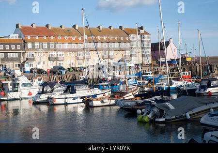 Ankern Boote im Hafen von West Bay, Bridport, Dorset, England, UK Stockfoto