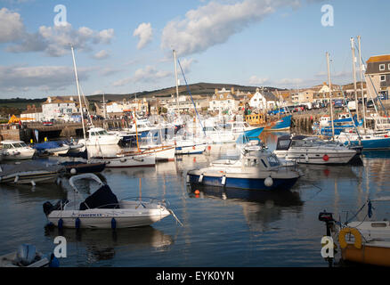 Ankern Boote im Hafen von West Bay, Bridport, Dorset, England, UK Stockfoto