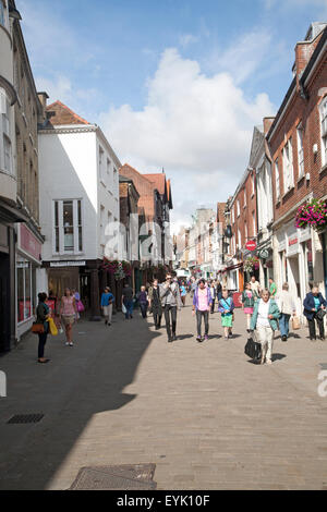 Menschen beim Einkaufen in der belebten Fußgängerzone in Winchester, Hampshire, England, UK Stockfoto