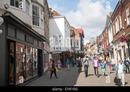 Menschen beim Einkaufen in der belebten Fußgängerzone in Winchester, Hampshire, England, UK Stockfoto