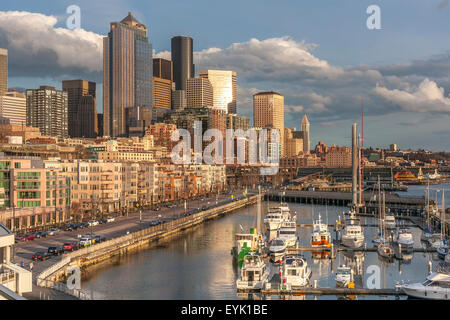 Golden am späten Nachmittag scheint auf den Seattle Waterfront mit der Marina im Vordergrund von der Bell Street Terminal, Seattle, WA, USA. Stockfoto