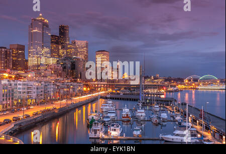 Seattle Waterfront am frühen Abend mit der Marina im Vordergrund vom Bell Street Terminal, Seattle , WA , USA Stockfoto