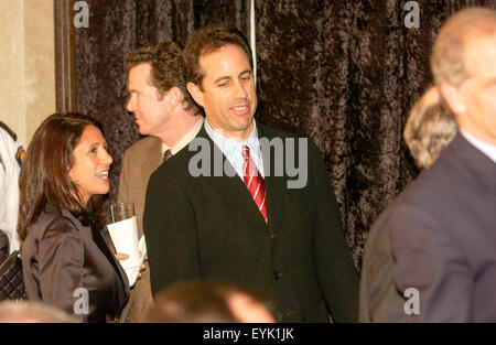 Komiker Jerry Seinfeld kommt für eine Zeremonie, die geschwollene Hemd aus Episode 66, "The geschwollenes Hemd" Episode von Seinfeld, National Museum of American History in Washington, D.C. zu spenden. Stockfoto