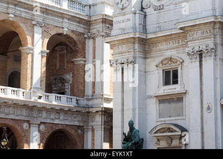 Piazza della Madonna mit Fassaden des Palazzo Comunale und Basilika della Santa Casa, Loreto. Stockfoto