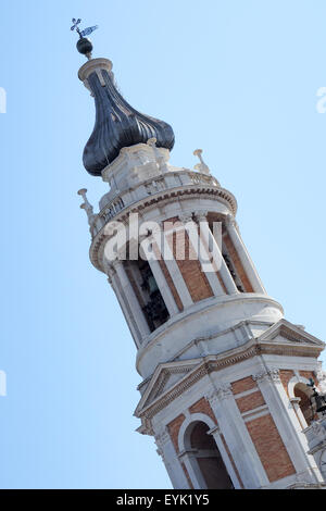 Der Glockenturm der Basilika della Santa Casa, Loreto. Stockfoto