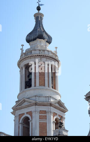 Der Glockenturm der Basilika della Santa Casa, Loreto. Stockfoto