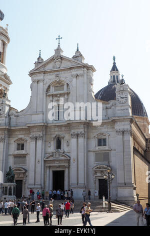 Touristen in Piazza della Madonna mit der Fassade der Basilika. Stockfoto