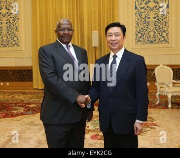 (150731)--Peking, 31. Juli 2015 (Xinhua)--chinesische Vize-Präsident Li Yuanchao (R) trifft mit Sam Kutesa, Präsident der 69. Sitzung der Vereinten Nationen Generalversammlung und Außenminister Ugandas, in Peking, Hauptstadt von China, 31. Juli 2015. (Xinhua/Liu Weibing) (Wjq) Stockfoto